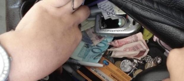 A carteira foi a chave do crime. A carteira foi a chave do crime.