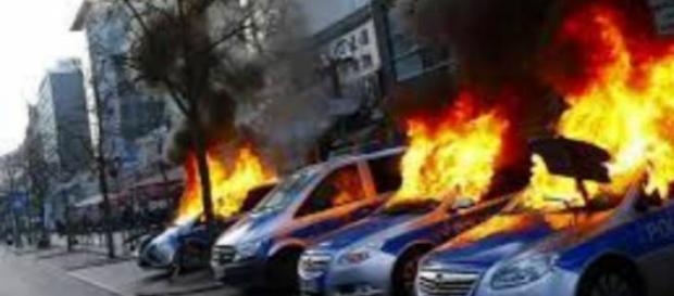 Em Berlim vários carros foram incendiados Em Berlim vários carros foram incendiados