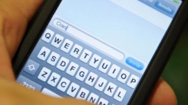 Leggere gli sms sul cellulare altrui &egrave; reato