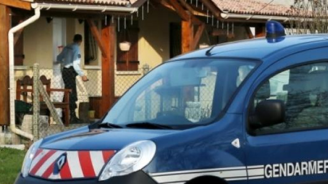 Louchats, trova cinque neonati nel congelatore