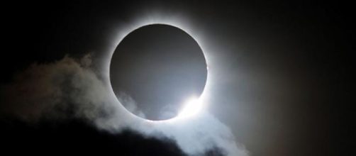 Immagine che ritrae l'eclissi solare.
