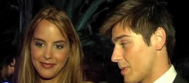 Casal terminou namoro há um ano Casal terminou namoro há um ano
