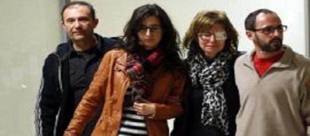 El matrimonio recibido por su familia en Valencia. El matrimonio recibido por su familia en Valencia.