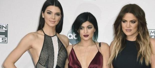 v.l Kendall Jenner, Kylie Jenner, Khloe Kardashian v.l Kendall Jenner, Kylie Jenner, Khloe Kardashian