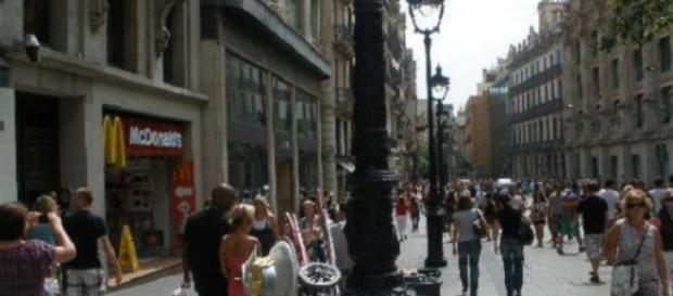 Calle de Barcelona con turistas (Foto del Autor). Calle de Barcelona con turistas (Foto del Autor).