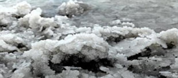 Cristais e pedras de sal às margens do Mar Morto Cristais e pedras de sal às margens do Mar Morto
