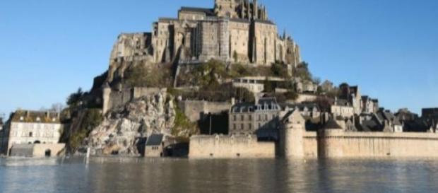 El Monte Saint-Michel con la marea del siglo El Monte Saint-Michel con la marea del siglo