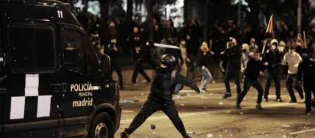 Los radicales la emprendieron contra la policía Los radicales la emprendieron contra la policía