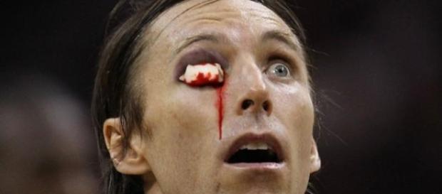 Nash en uno de los momentos más celebres de la NBA Nash en uno de los momentos más celebres de la NBA