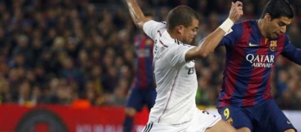 Pepe intentando cotar un balón de Luis Suarez Pepe intentando cotar un balón de Luis Suarez