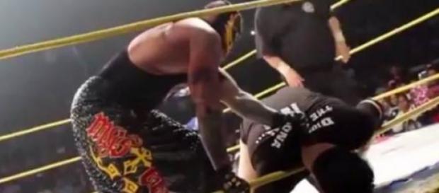 Rey Mysterio preocupandose por su rival. Rey Mysterio preocupandose por su rival.