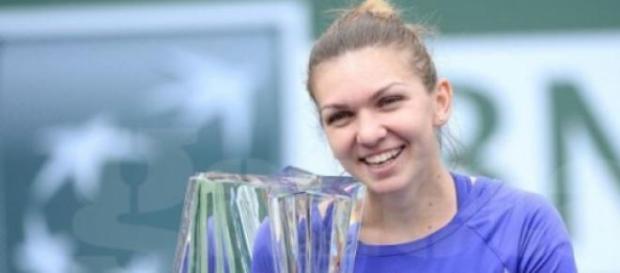 Simona Halep cu trofeul de la Indian Wells Simona Halep cu trofeul de la Indian Wells