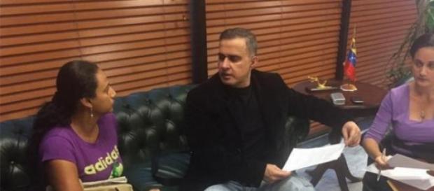 Tarek y las hermanas de Canserbero en la reunión Tarek y las hermanas de Canserbero en la reunión
