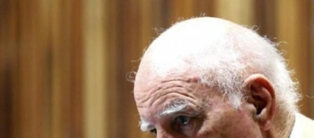 Bob Hewitt, em tribunal, em Joanesburgo Bob Hewitt, em tribunal, em Joanesburgo
