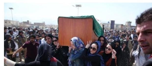 Donne vestite di nero portano la bara di Farkhunda Donne vestite di nero portano la bara di Farkhunda