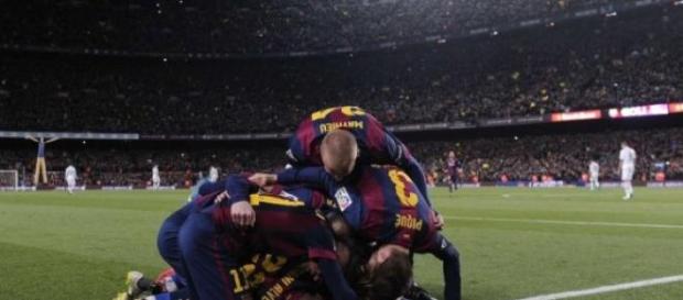El FC Barcelona celebrando el gol de Luis Suárez El FC Barcelona celebrando el gol de Luis Suárez