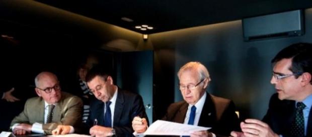 La Junta Directiva firmando varios contratos La Junta Directiva firmando varios contratos