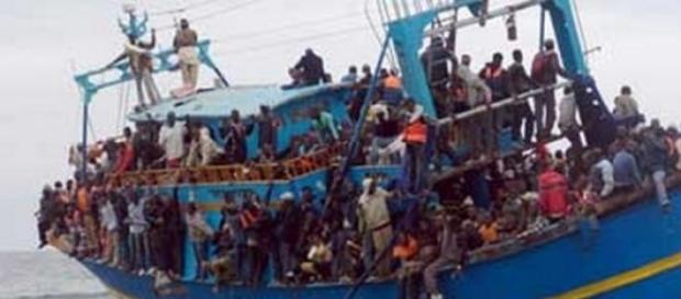 Un bateau de migrants en direction de l'Italie Un bateau de migrants en direction de l'Italie