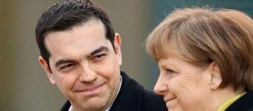 Il sorriso tra Merkel e Tsipras