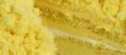 Taglio della torta mimosa.