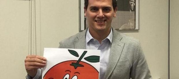 Albert Rivera posa con el nuevo icono del partido. Albert Rivera posa con el nuevo icono del partido.