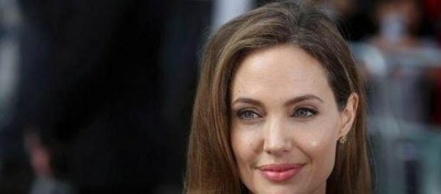 Angelina Jolie ha decidido extirparse los ovarios Angelina Jolie ha decidido extirparse los ovarios