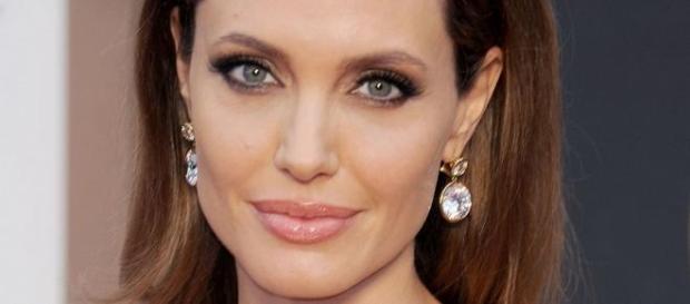 Angelina Jolie tem 39 anos. Angelina Jolie tem 39 anos.
