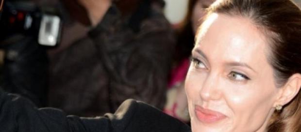 Angelina Jolie usunęła jajniki i jajowody. Angelina Jolie usunęła jajniki i jajowody.