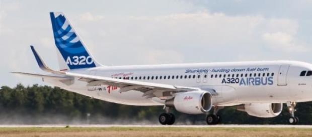 Avião cai em França e mata 148 pessoas. Avião cai em França e mata 148 pessoas.