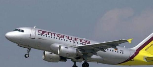 Avión de Germanwings despegando Avión de Germanwings despegando