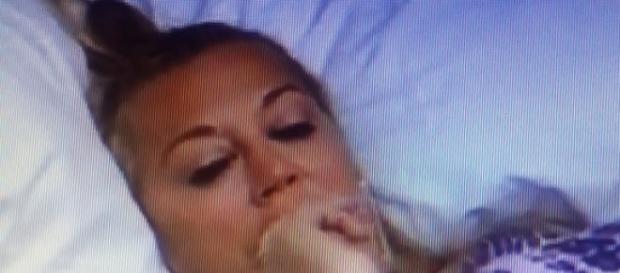 Belén en su lugar favorito, su tullida cama Belén en su lugar favorito, su tullida cama