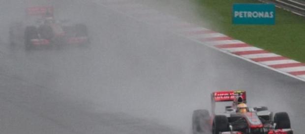 Em Sepang, a corrida deve acontecer sob chuva. Em Sepang, a corrida deve acontecer sob chuva.