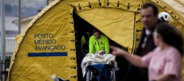 Equipa médica a prestar ajuda Equipa médica a prestar ajuda