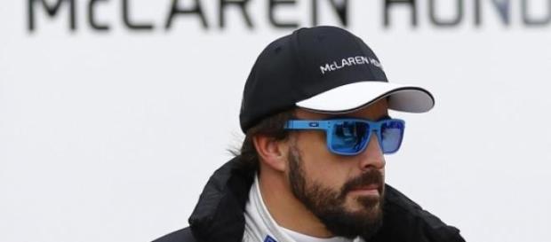 Fernando Alonso, en los boxes del equipo McLaren Fernando Alonso, en los boxes del equipo McLaren