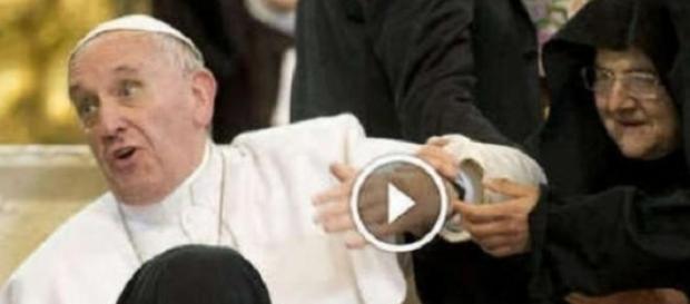 L'affetto delle suore al Papa diventa virale L'affetto delle suore al Papa diventa virale