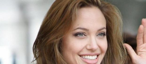 La Jolie si fa operare per prevenire il cancro La Jolie si fa operare per prevenire il cancro