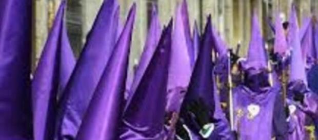 Nazarenos en procesión de Semana Santa Nazarenos en procesión de Semana Santa
