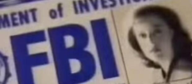 Scully é a agente do FBI que investiga os X-Files. Scully é a agente do FBI que investiga os X-Files.
