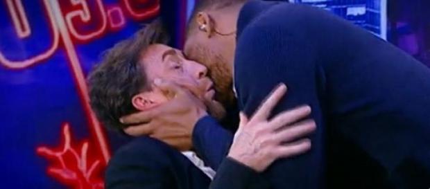 Will Smith y Pablo Motos se besan en el Hormiguero Will Smith y Pablo Motos se besan en el Hormiguero