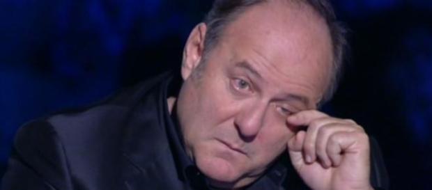 Gerry Scotti si commuove durante trasmissione Gerry Scotti si commuove durante trasmissione