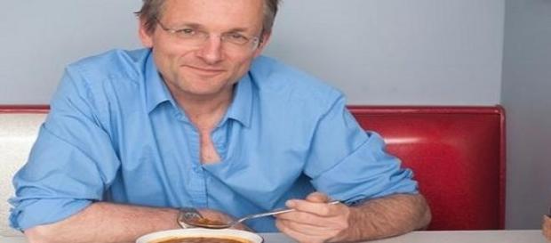 Michael Mosley mananca budinca din sangele sau Michael Mosley mananca budinca din sangele sau