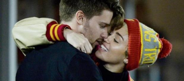 Miley Cyrus e o namorado Patrick Schwarzenegger Miley Cyrus e o namorado Patrick Schwarzenegger