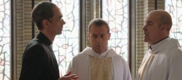 Resines en su papel de sacerdote en la nueva serie Resines en su papel de sacerdote en la nueva serie