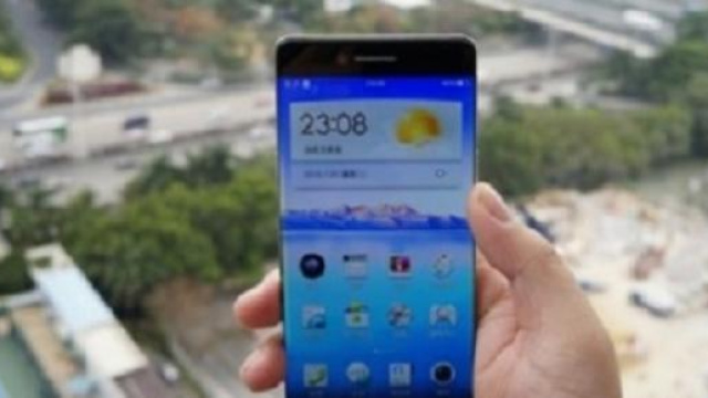 Oppo R7 lo smartphone con display senza bordi 