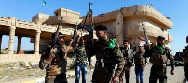 les combattants Irakiens aux abords de Tikrit les combattants Irakiens aux abords de Tikrit