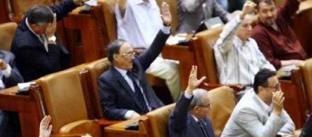 parlamentari în timpul şedintei-aleşii neamului parlamentari în timpul şedintei-aleşii neamului