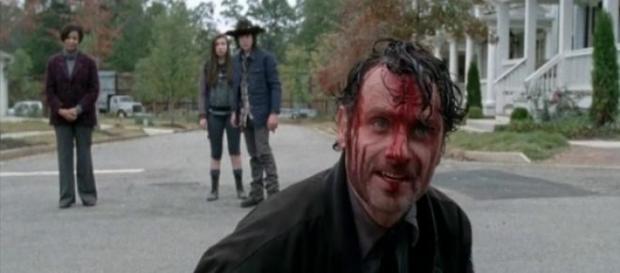 Rick, con sangre, hablando con los habitantes. Rick, con sangre, hablando con los habitantes.