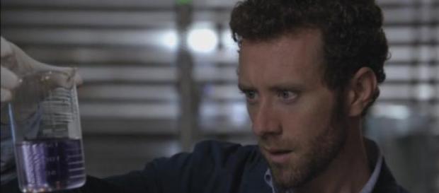 El doctor Hodgins trabajando en un caso El doctor Hodgins trabajando en un caso