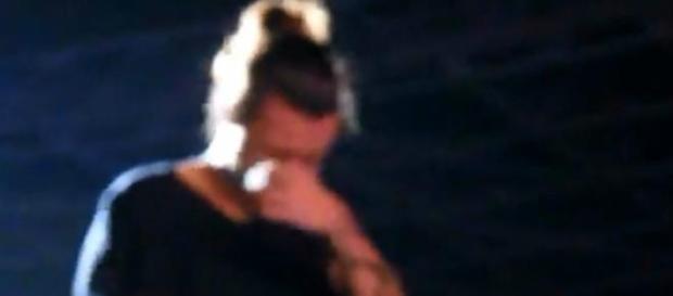 Harry chora no palco após saída de Zayn Malik. Harry chora no palco após saída de Zayn Malik.