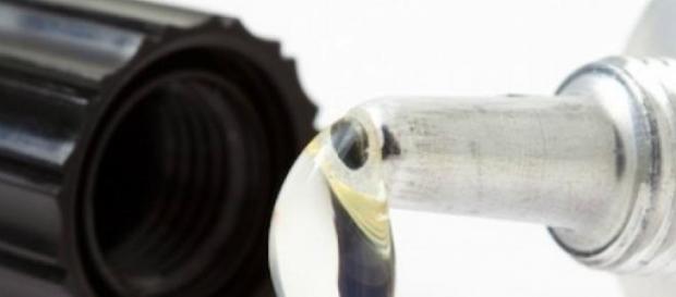 I-a lipit de gelozie vaginul sotiei cu superglue I-a lipit de gelozie vaginul sotiei cu superglue